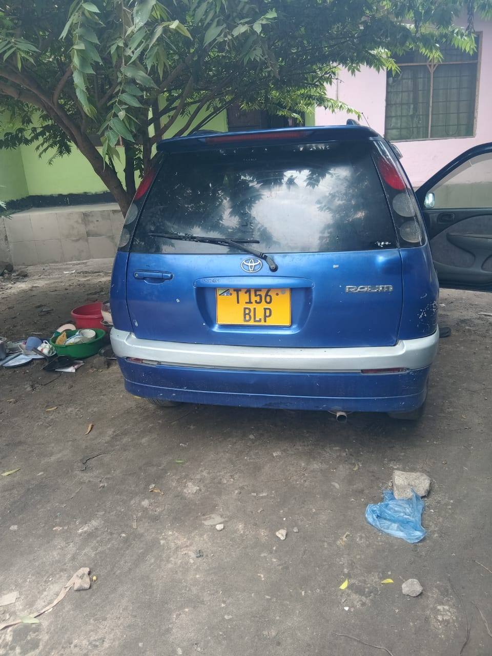 A picture of Toyota raum old