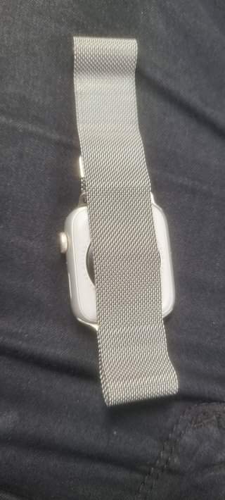 A picture of Apple watch SE 2020