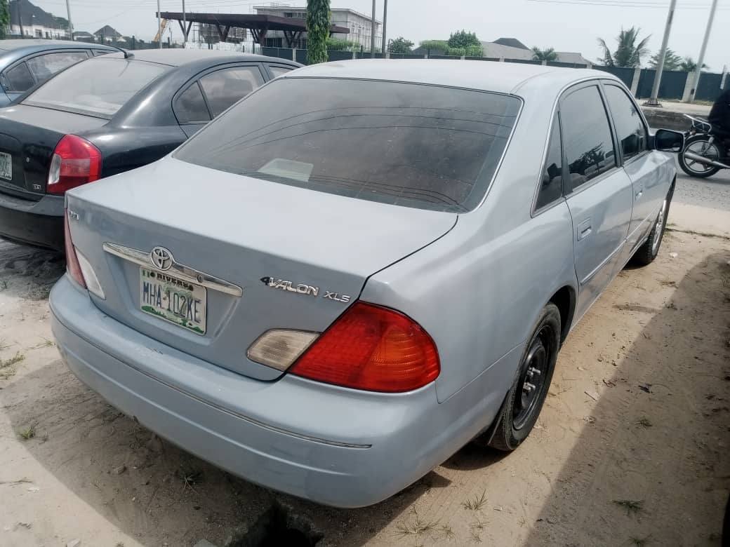 A picture of Toyota Avalon 2004