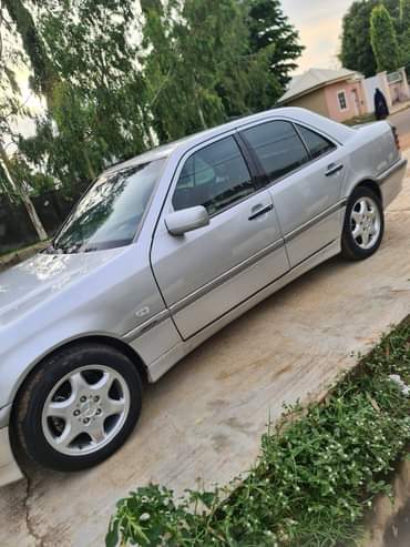 A picture of Neatly Used Mercedez Benz C200 Price 2 850mil Engine Gear