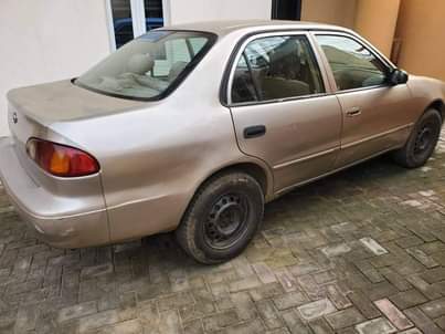 A picture of 2000 TOYOTA COROLLA LE