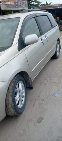 A picture of Toyota Sienna 2005 model