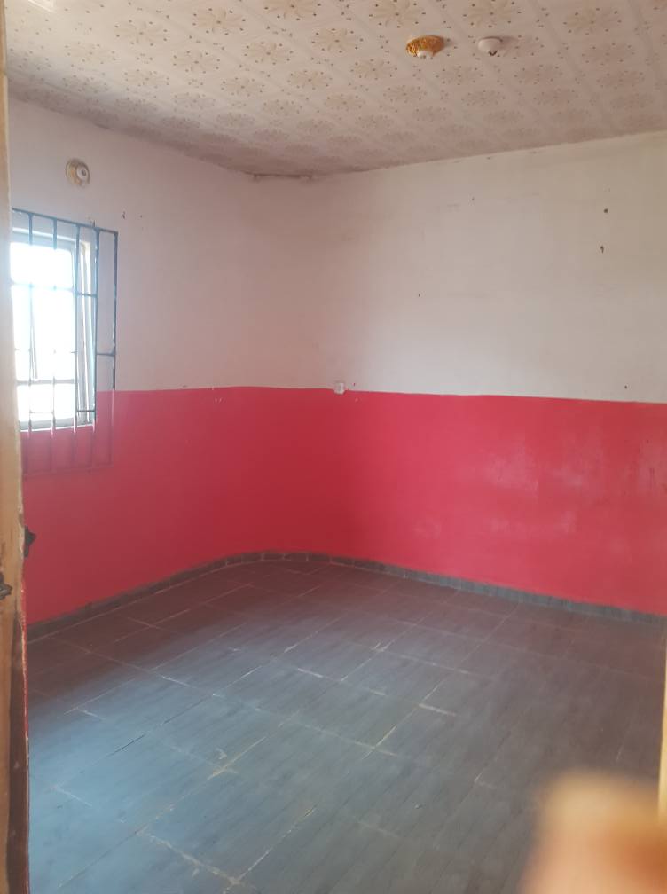 A picture of 3bedroom self compound amufi agbor road 600k caution 50k Agency
