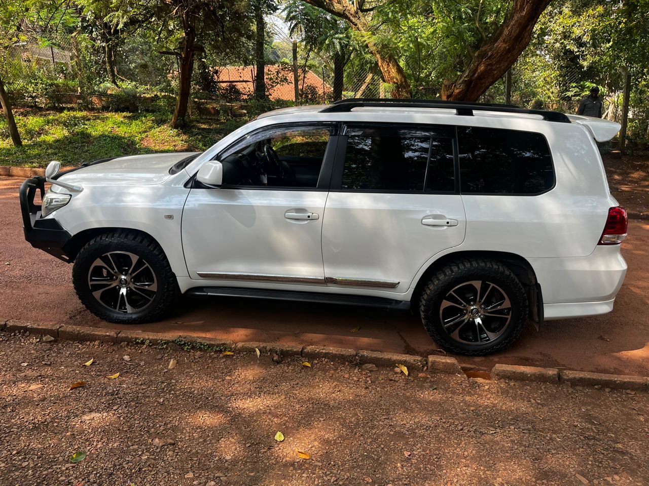 A picture of 2016 Toyota Land Cruiser v8