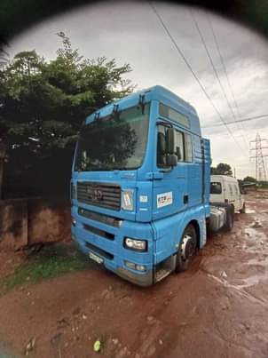 A picture of Sharp Belgium Standard Trailer Head MAN Diesel engine in perfect