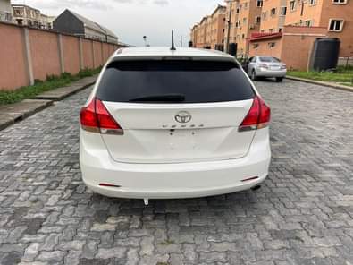A picture of This is supreme clean Toyota venza 2009 2010 model pure