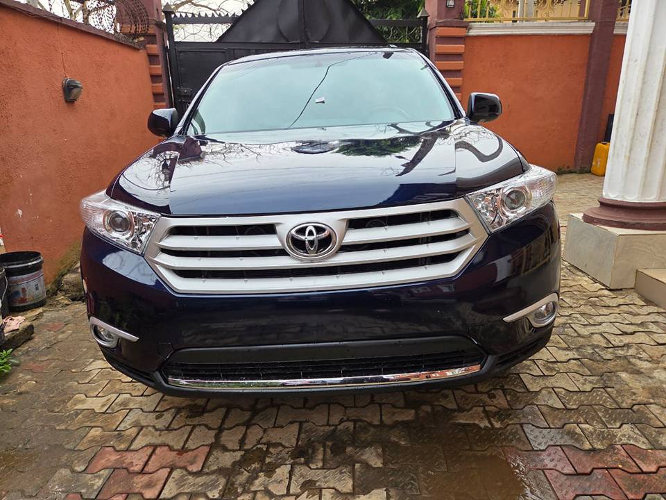 A picture of 2012 highlander sports edition blue 17 2m