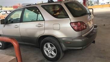 A picture of 2000 model lexus rx 300