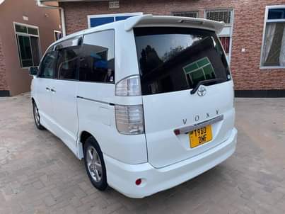 A picture of TOYOTA VOXY