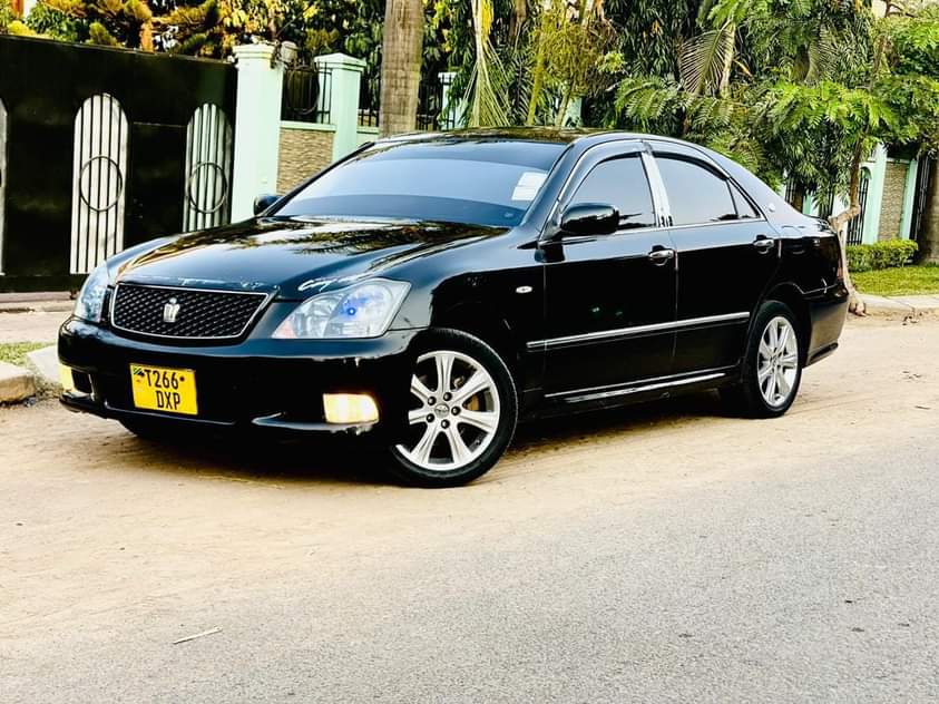 A picture of TOYOTA CROWN