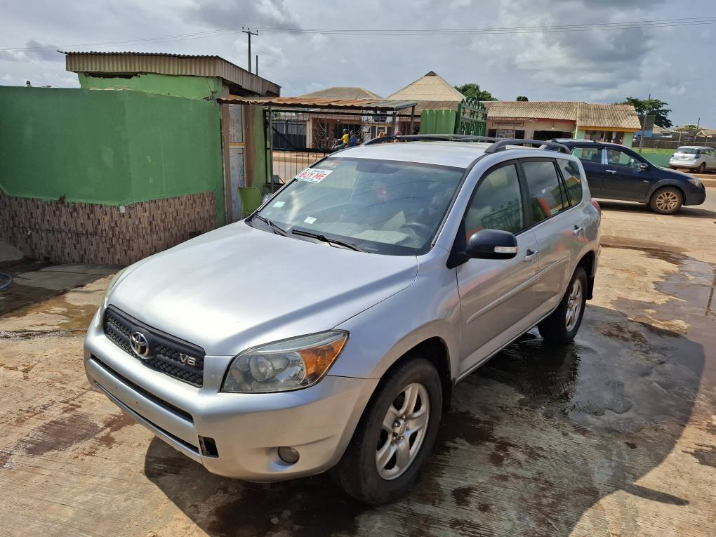 A picture of Toyota Rav4 08 v6 08025508383