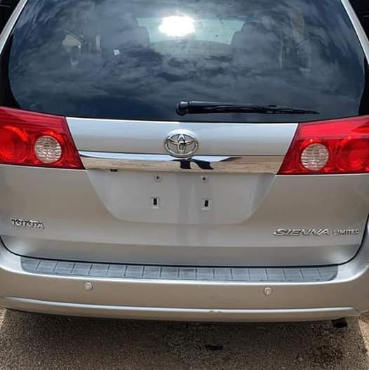 A picture of Toyota sienna 2009 direct engine perfect AC perfect everything perfect