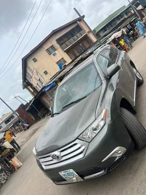 A picture of 2013 model HIGHLANDER TOKS STANDARD FULL OPTIONS KEYLESS THUMBS START