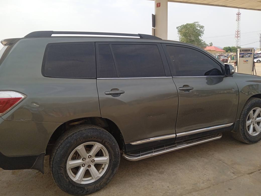A picture of Distress sales Toyota Highlander 2009 upgraded to 2013 modern