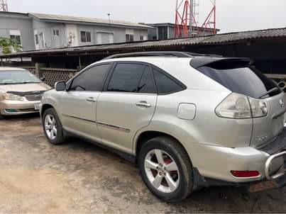 A picture of Lexus RX 330