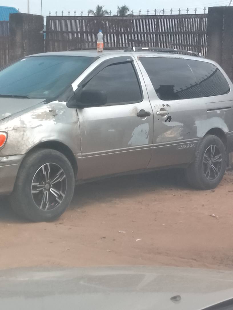 A picture of 2003 Toyota sienna