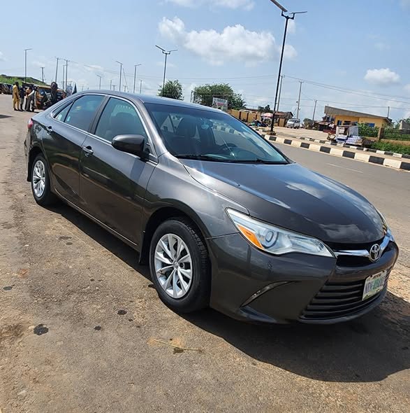 A picture of TOYOTA CAMRY 2016