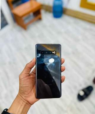 A picture of Samsung s10 plus