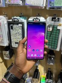 A picture of Samsung s10