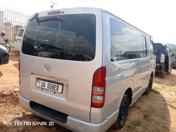 A picture of Toyota haice 2011 mode