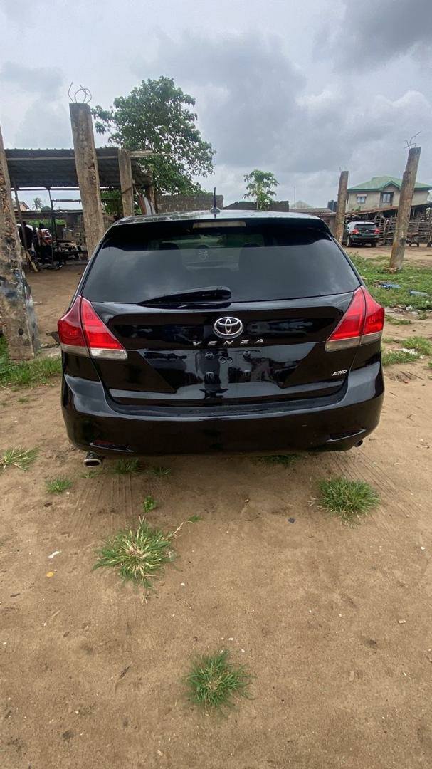 A picture of 2010 v6 venza Untouched engine and gear Ac need attention