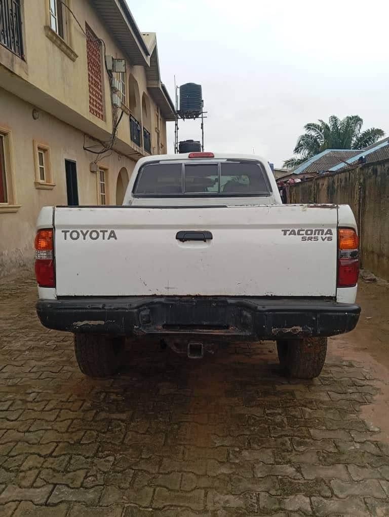 A picture of A woof Toyota Tacoma 05 two units 7 5m each