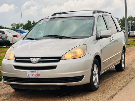 A picture of 2005 TOYOTA SIENNA