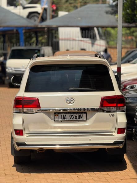 A picture of LANDCRUISER V8