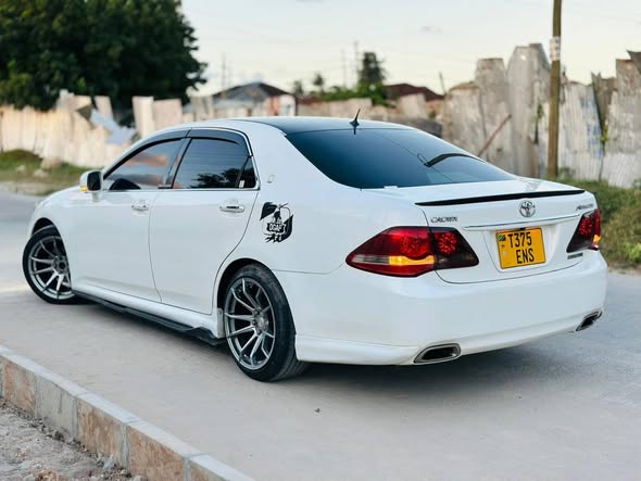 A picture of Toyota Crown new model 0712188493