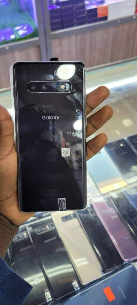 A picture of SAMSUNG S10plus
