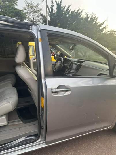 A picture of 2010 Toyota sienna. 08036407690