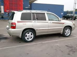 A picture of 2007 model toyota highlander sound engine and gearbox totally first