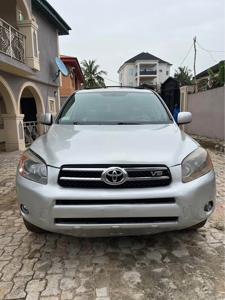 A picture of Toyota RAV4 08 super clean