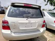 A picture of Toyota Highlander everything is intact and untouched location is Owerri