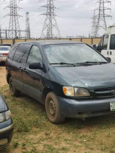 A picture of Toyota sienna Engine 100 Gear 100 Fix no battery Going