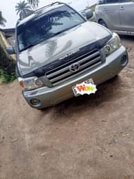 A picture of 06 Toyota Highlander 3 Row Seats Catalyst intact Silent engine