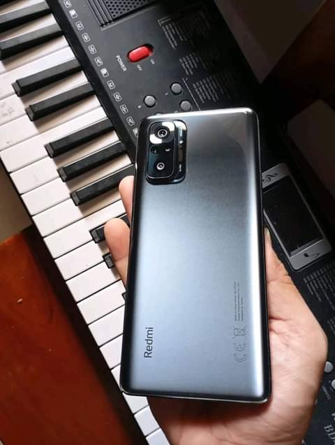 A picture of Redmi note 10 pro at 330k last 128gb 11gb Android