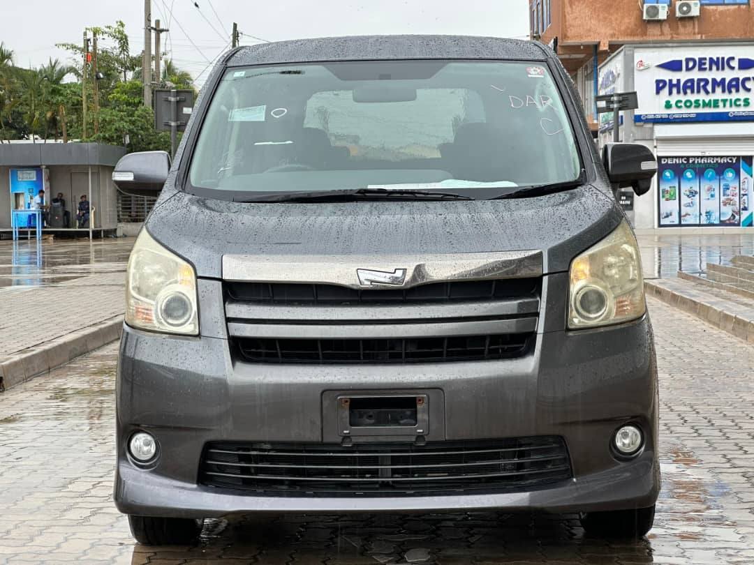 A picture of Price 23 5Mil Registration 2557 69617116 2008 TOYOTA NOAH Transmission