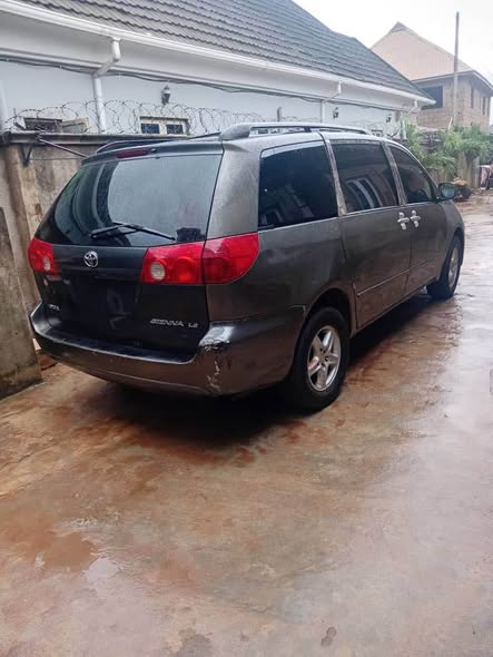 A picture of Clean Toyota Sienna 06