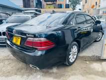 A picture of 2010 toyota crown