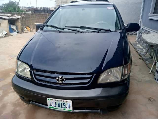 A picture of Toyota Sienna 2002