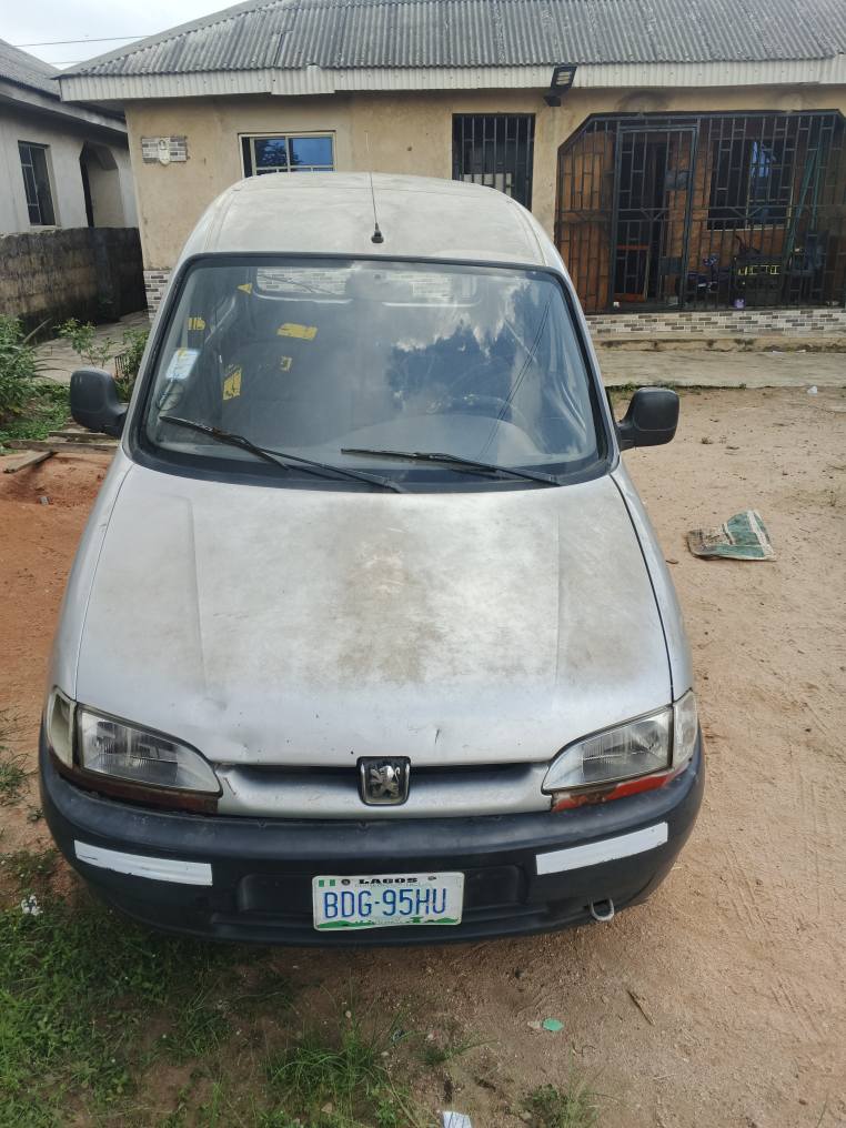 A picture of peugeot partner