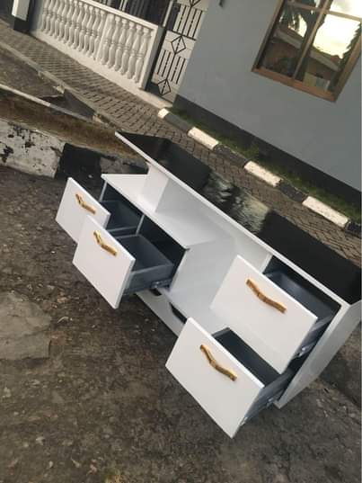 A picture of Showces mpya 130 000 Inapatikana Mabibo Loyola Namba 0710352875