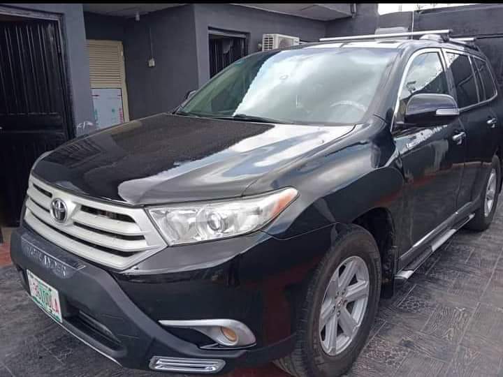 A picture of Toyota Highlander 2013 buy and drive engine and gear working