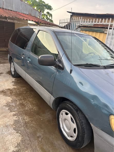 A picture of First body pan registered 2000 model Toyota sienna Untouched Engine