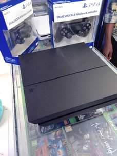 A picture of PS4 FULL SET SLIGHTLY USED BUT STILL PERFECT