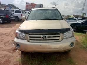 A picture of Highest grade Toyota Highlander 06 model Three rows seaters With