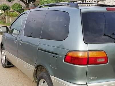 A picture of Toyota sennia