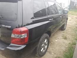 A picture of 2006 model Toyota Highlander 3 Rolls Seaters First flash on