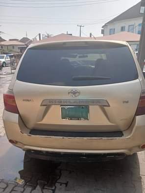 A picture of Toyota Highlander 08 model 3 rolls seat engine super sound